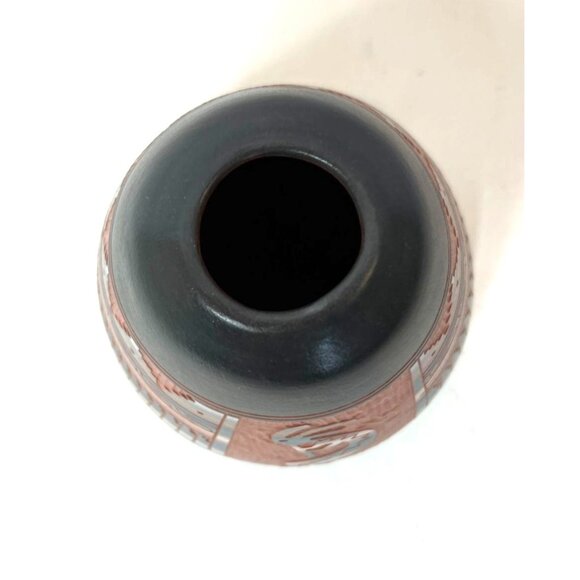 Native American Navajo Pottery Vase Etched Kokopelli Signed V. King Vibrant - Picture 5 of 7